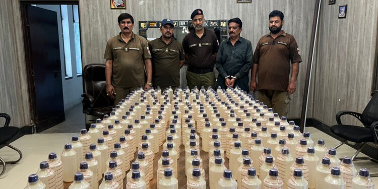 یومِ آزادی کے موقع پر تھانہ صدر پولیس کی بڑی کارروائی، شراب اور ہیروئن برآمد، دو بدنام زمانہ منشیات فروش گرفتار