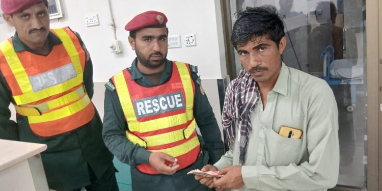 ریسکیو 1122 کی ایمانداری: زخمی شہری کے 32 ہزار روپے بھتیجے کے حوالے