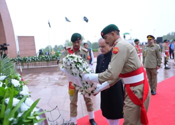 یومِ آزادی کی پروقار تقریب: وزیراعظم شہباز شریف کی پاکستان مونومنٹ پر حاضری، شہداء کو خراجِ عقیدت