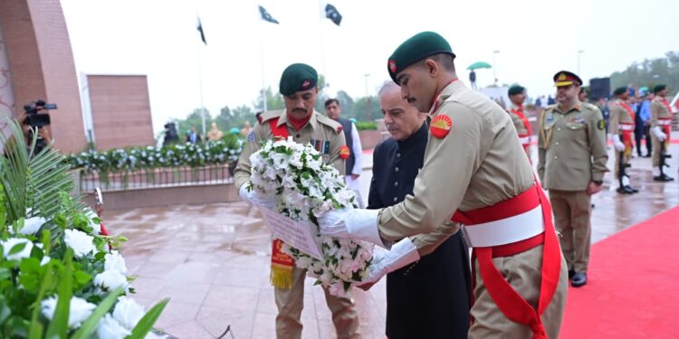 یومِ آزادی کی پروقار تقریب: وزیراعظم شہباز شریف کی پاکستان مونومنٹ پر حاضری، شہداء کو خراجِ عقیدت