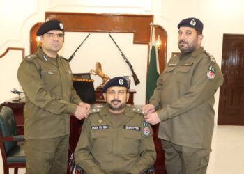 دفتر پولیس میں ترقی پانے والے افسران کی رینک پننگ تقریب