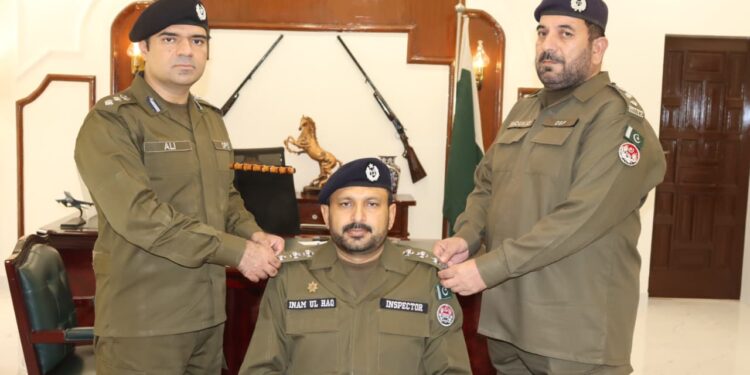 دفتر پولیس میں ترقی پانے والے افسران کی رینک پننگ تقریب