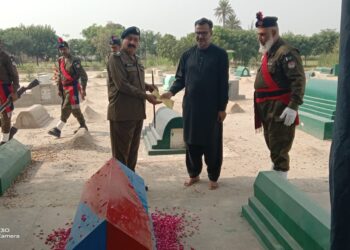 لیہ پولیس کا شہید کانسٹیبل اسرار حسین کی برسی پر خراجِ عقیدت