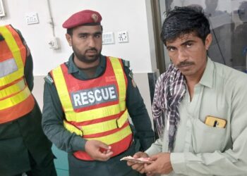 ریسکیو 1122 کی ایمانداری: زخمی شہری کے 32 ہزار روپے بھتیجے کے حوالے