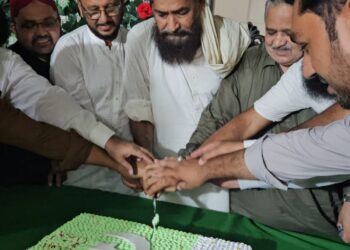 یومِ آزادی کا جشن: واحد بخش باروی کے دفتر میں کیک کاٹا گیا، پاکستان کی سلامتی کے لیے خصوصی دعا