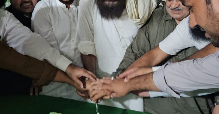 یومِ آزادی کا جشن: واحد بخش باروی کے دفتر میں کیک کاٹا گیا، پاکستان کی سلامتی کے لیے خصوصی دعا