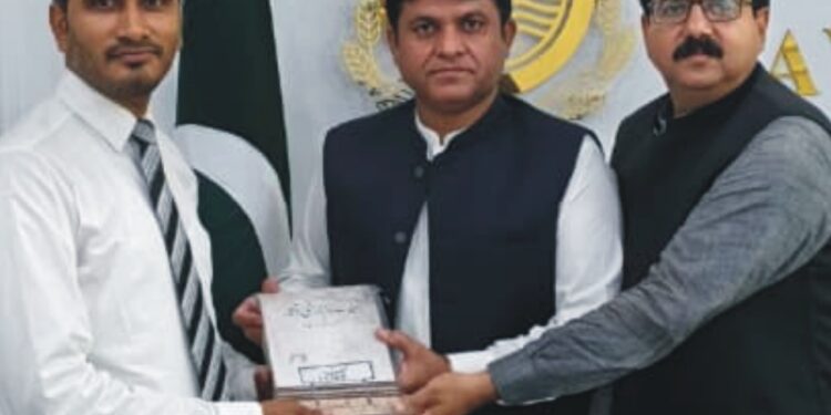 ایڈیشنل ڈپٹی کمشنر ریونیو شاہد ملک کو لیہ کے تاریخی آثار پر تصنیف پیش