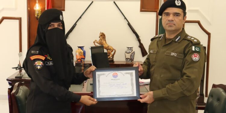 لیہ پولیس کی لیڈی کانسٹیبل رابعہ حبیب “انسپائرنگ فیمیل آفیسر ایوارڈ” کے لیے نامزد