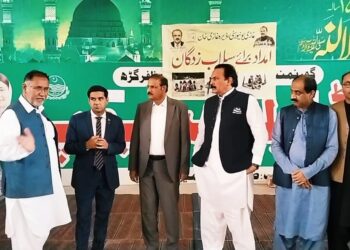 کمشنر ڈیرہ غازی خان کا مظفرگڑھ کے ریلیف کیمپ کا دورہ، غازی یونیورسٹی کے طلباء، طالبات اور اساتذہ کی جانب سے خصوصی طور پر سیلاب متاثرین کے لیے جمع کیا گیا امدادی سامان تقسیم کیا