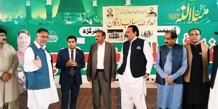 کمشنر ڈیرہ غازی خان کا مظفرگڑھ کے ریلیف کیمپ کا دورہ، غازی یونیورسٹی کے طلباء، طالبات اور اساتذہ کی جانب سے خصوصی طور پر سیلاب متاثرین کے لیے جمع کیا گیا امدادی سامان تقسیم کیا