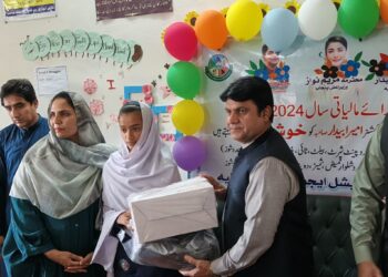 خصوصی بچوں میں یونیفارمز اور جوتوں کی تقسیم