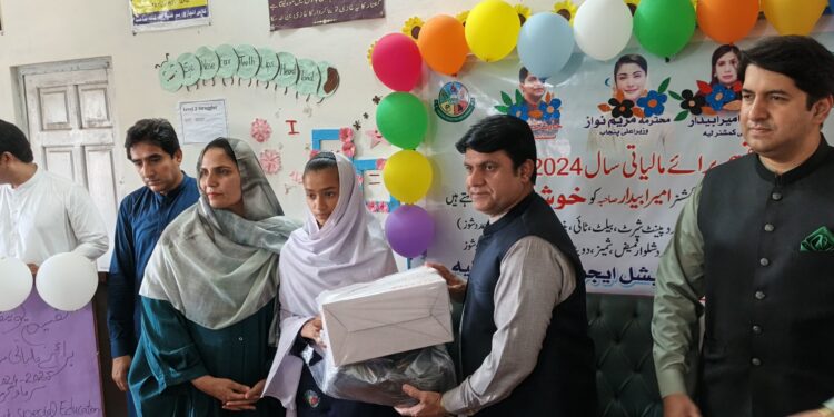 خصوصی بچوں میں یونیفارمز اور جوتوں کی تقسیم