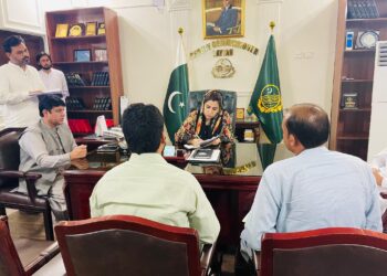 ڈپٹی کمشنر لیہ امیر ابیدار نے اپنے دفتر میں اوپن ڈور پالیسی کے تحت شہریوں کے مسائل سنے