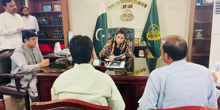 ڈپٹی کمشنر لیہ امیر ابیدار نے اپنے دفتر میں اوپن ڈور پالیسی کے تحت شہریوں کے مسائل سنے