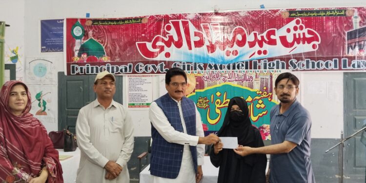 سکول و دینی مدارس کے طلبہ نے نعت ،قرات اور تقاریرمیں حصہ لیا۔