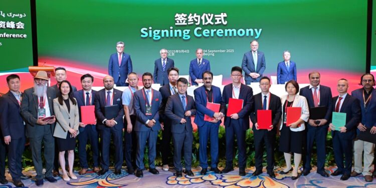 پاکستان اور چین نے4.2 ارب ڈالر مالیت کی 21 مفاہمت کی یادداشتوں پر دستخط کئے