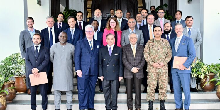 وزیراعظم سے اعلیٰ سطحی امریکی وفد کی ملاقات، معدنیات اور انفراسٹرکچر کے شعبوں میں اربوں ڈالر کی سرمایہ کاری پر اتفاق