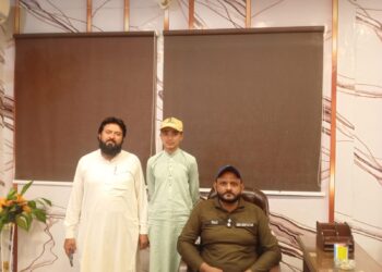 پولیس نے گمشدہ بچے کو تلاش کر کے والدین کے حوالے کر دیا
