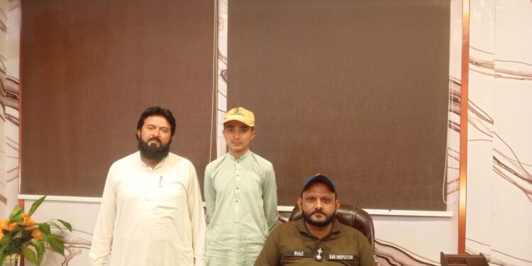 پولیس نے گمشدہ بچے کو تلاش کر کے والدین کے حوالے کر دیا