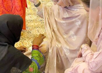 وزیراعلیٰ پنجاب مریم نواز کا بہاولنگر فلڈ ریلیف کیمپ کا دورہ، متاثرین سے ملاقات اور تحائف پیش