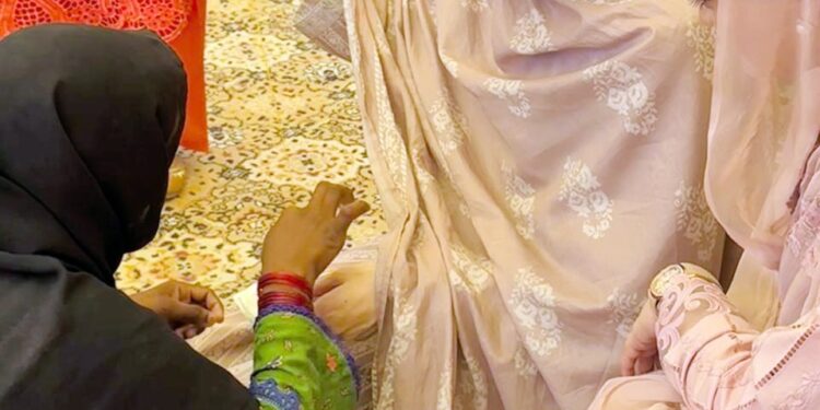 وزیراعلیٰ پنجاب مریم نواز کا بہاولنگر فلڈ ریلیف کیمپ کا دورہ، متاثرین سے ملاقات اور تحائف پیش