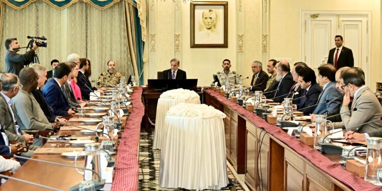 سیلابی صورتحال پر اہم اجلاس,دریاؤں میں طغیانی، سیلابی ریلوں کی موجودہ کیفیت اور متاثرہ شہریوں کے لیے جاری امدادی کارروائیوں پر تفصیلی بریفنگ