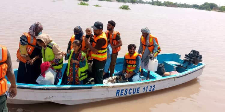رنگ پور میں 25 افراد سیلابی ریلے میں پھنس گئے، چار گھنٹے بعد ریسکیو