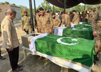 لوئر دیر: انٹیلی جنس بیسڈ آپریشن — 10 خوارج ہلاک، 7 جوان شہید — آئی ایس پی آر