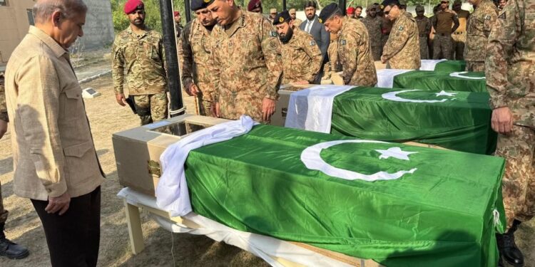 لوئر دیر: انٹیلی جنس بیسڈ آپریشن — 10 خوارج ہلاک، 7 جوان شہید — آئی ایس پی آر