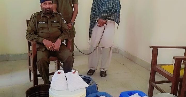 تھانہ کوٹ سلطان پولیس کی کارروائی، بدنام زمانہ شراب فروش گرفتار، 50 لیٹر شراب برآمد