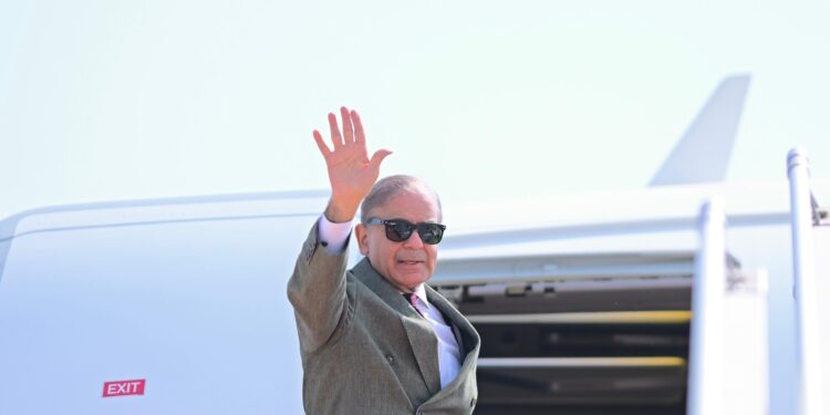 وزیرِاعظم شہباز شریف سعودی عرب کے دورے پر ریاض پہنچ گئے