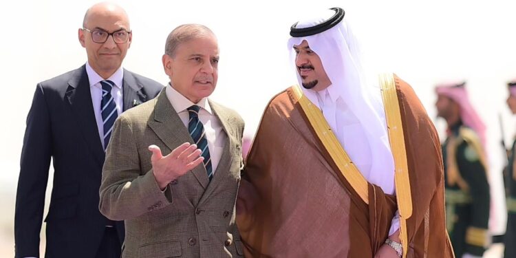 وزیرِاعظم شہباز شریف کی قصر یمامہ میں سعودی ولی عہد شہزادہ محمد بن سلمان سے ملاقات