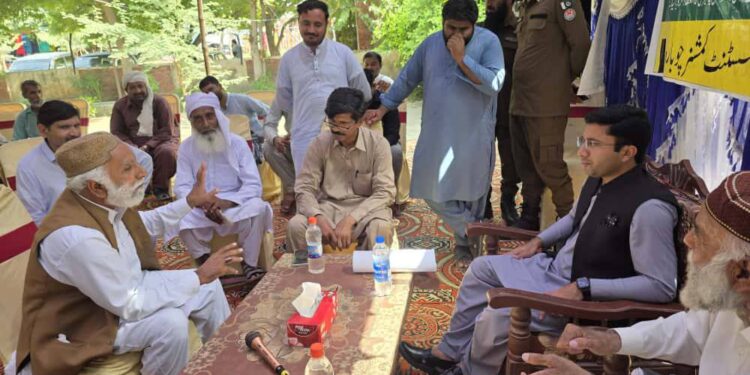 وزیر اعلیٰ پنجاب مریم نواز شریف کی ہدایات پر شہریوں کے مسائل کے فوری حل کے لیے ضلع بھر میں کھلی کچہریوں کا انعقاد کیا گیا۔