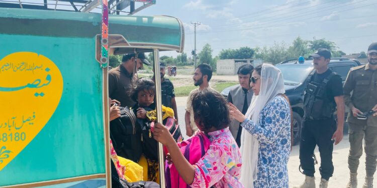 ڈپٹی کمشنر لیہ کا سکول وینز اور رکشوں میں اوورلوڈنگ پر سخت ایکشن کا اعلان