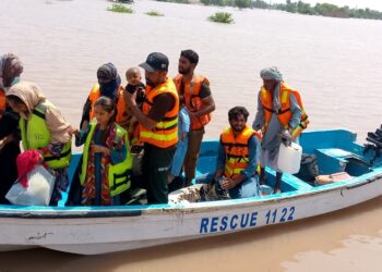 رنگ پور میں 25 افراد سیلابی ریلے میں پھنس گئے، چار گھنٹے بعد ریسکیو