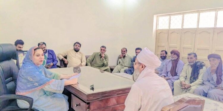 ایم پی اے سمیعہ عطا شہانی کا ڈی ایچ کیو ہسپتال لیہ کے تھیلیسیمیا وارڈ کا دورہ، بچوں میں تحائف تقسیم