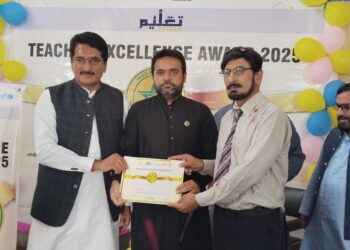 سلام ٹیچر ڈے کے موقع پر محکمہ تعلیم کے زیر اہتمام گورنمنٹ ایم سی ہائی سکول میں ہیرو ٹیچر ایوارڈ کی تقریب,63 اساتذہ کرام میں اعزازی سرٹیفکیٹ تقسیم کیے گئے