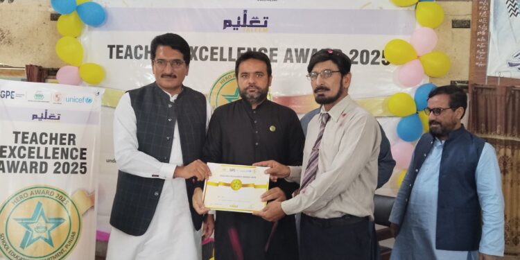 سلام ٹیچر ڈے کے موقع پر محکمہ تعلیم کے زیر اہتمام گورنمنٹ ایم سی ہائی سکول میں ہیرو ٹیچر ایوارڈ کی تقریب,63 اساتذہ کرام میں اعزازی سرٹیفکیٹ تقسیم کیے گئے