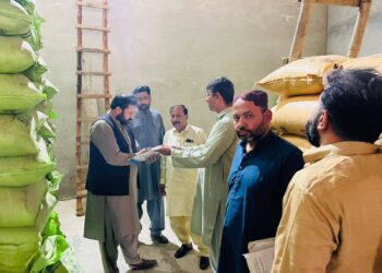 محکمہ زراعت لیہ کی کارروائیاں، لاکھوں روپے مالیت کی زائدالمیعاد کھاد ضبط