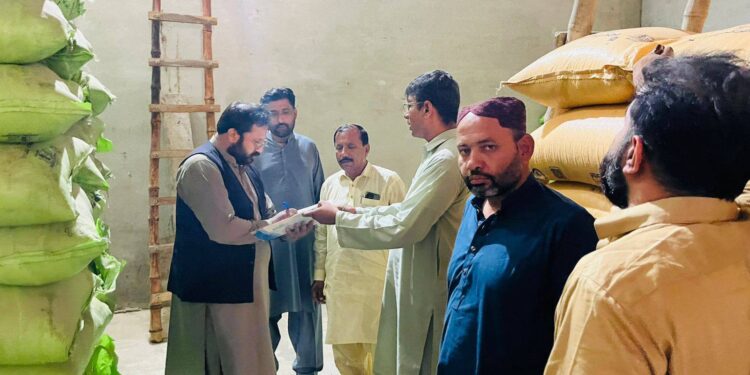 محکمہ زراعت لیہ کی کارروائیاں، لاکھوں روپے مالیت کی زائدالمیعاد کھاد ضبط