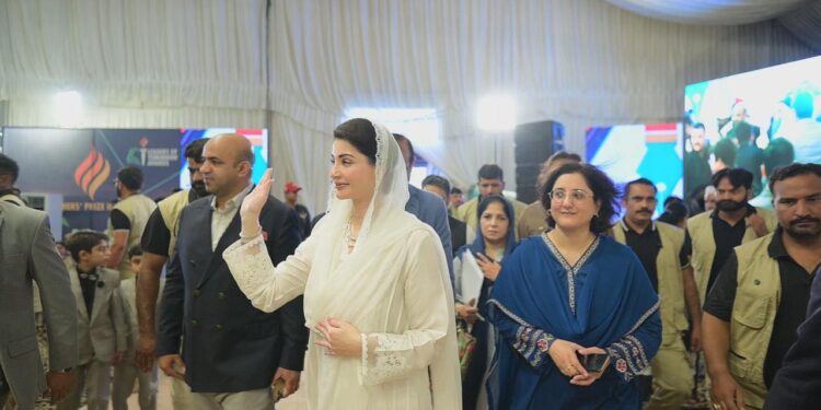 وزیراعلیٰ پنجاب مریم نواز نے 408 پوزیشن ہولڈرز کو173.8 ملین روپے کے کیش انعامات سے نوازا