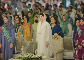 وزیراعلیٰ پنجاب مریم نواز شریف نے میٹرک اور انٹرمیڈیٹ پوزیشن ہولڈرز کی تقریب سے خطاب کرتے ہوئے متعدد بڑے تعلیمی اور سماجی منصوبوں کا اعلان کیا اور حکومت کی کامیابیوں کا ذکر کیا۔