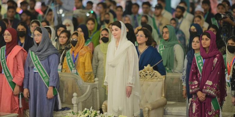 وزیراعلیٰ پنجاب مریم نواز شریف نے میٹرک اور انٹرمیڈیٹ پوزیشن ہولڈرز کی تقریب سے خطاب کرتے ہوئے متعدد بڑے تعلیمی اور سماجی منصوبوں کا اعلان کیا اور حکومت کی کامیابیوں کا ذکر کیا۔