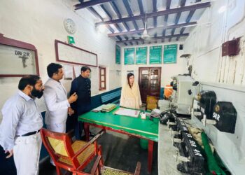 ڈپٹی کمشنر لیہ امیرا بیدار نے گزشتہ روز ریلوے اسٹیشن لیہ کا اچانک دورہ کیا۔ ڈپٹی کمشنر نے اسٹیشن پر مجموعی انتظامات، صفائی ستھرائی، تزئین و آرائش اور دفاتر کی کارکردگی کا تفصیلی جائزہ لیا۔ انہوں نے اسٹیشن پر موجود عوامی سہولیات مثلاً مسافروں کے بیٹھنے کے مقامات، پینے کے پانی کے انتظامات، واش رومز اور ٹکٹنگ سہولتوں کا بھی معائنہ کیا۔