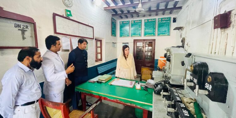 ڈپٹی کمشنر لیہ امیرا بیدار نے گزشتہ روز ریلوے اسٹیشن لیہ کا اچانک دورہ کیا۔ ڈپٹی کمشنر نے اسٹیشن پر مجموعی انتظامات، صفائی ستھرائی، تزئین و آرائش اور دفاتر کی کارکردگی کا تفصیلی جائزہ لیا۔ انہوں نے اسٹیشن پر موجود عوامی سہولیات مثلاً مسافروں کے بیٹھنے کے مقامات، پینے کے پانی کے انتظامات، واش رومز اور ٹکٹنگ سہولتوں کا بھی معائنہ کیا۔