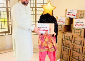 لودھراں پائیلٹ پراجیکٹ تنظیم کے تعاون سے سید رفاقت علی شاہ گیلانی کی جانب سے لیہ میں سیلاب متاثرین میں راشن کی تقسیم