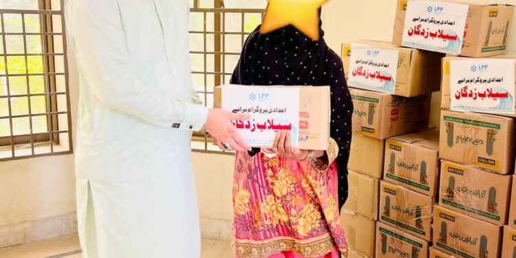 لودھراں پائیلٹ پراجیکٹ تنظیم کے تعاون سے سید رفاقت علی شاہ گیلانی کی جانب سے لیہ میں سیلاب متاثرین میں راشن کی تقسیم