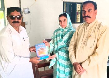 معروف شاعر اور ادیب میاں شمشاد حسین سرائی نے نائب تحصیلدار لیہ محترمہ فرح رحیم سے ان کے دفتر میں ملاقات کی