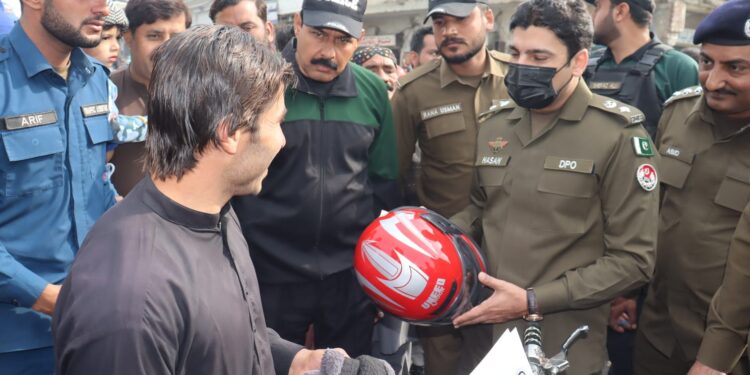 ٹریفک قوانین آگاہی مہم—لیہ پولیس کی جانب سے شہریوں میں مفت ہیلمٹ کی تقسیم جاری