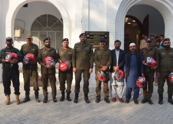 لیہ پولیس اہلکاروں میں ہیلمٹ کی تقسیم — ٹریفک قوانین پر سختی سے عملدرآمد کی ہدایت